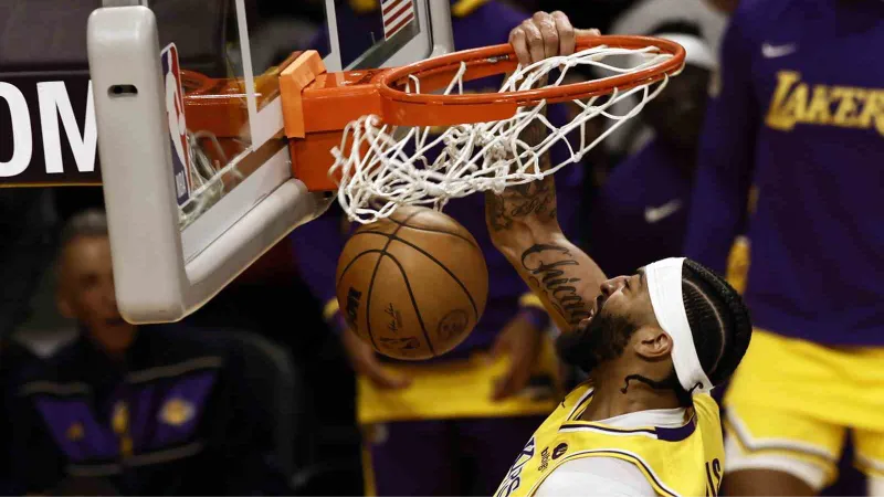 Los Angeles Lakers ve Atlanta Hawks play-off’lara yükseldi