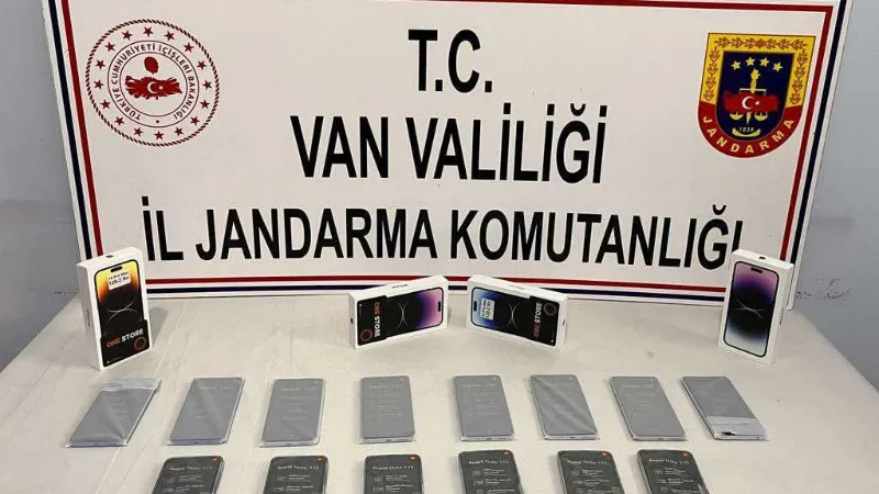 Başkale’de 18 adet cep telefonu ele geçirildi