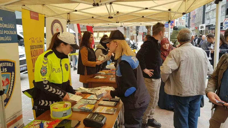 Polis tanıtım standı yoğun ilgi görüyor