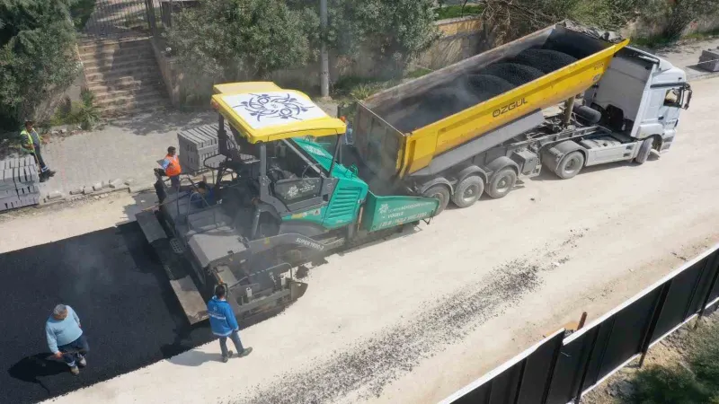Aydın Büyükşehir Belediyesi Kuşadası’nda yol yapım çalışmaları için devam ediyor