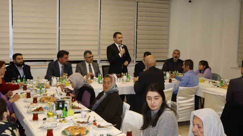 Emirdağ’da protokol üyeleri yaşlı ve depremzedeler ile iftarda buluştu