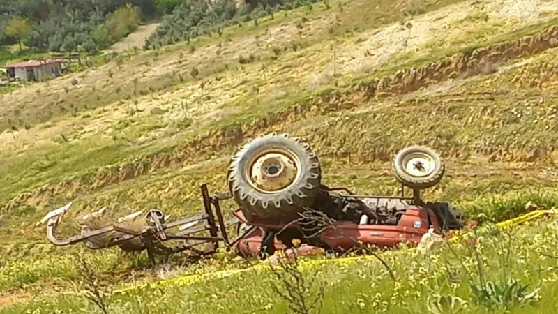 Devrilen traktörünün altında kalan çiftçi öldü