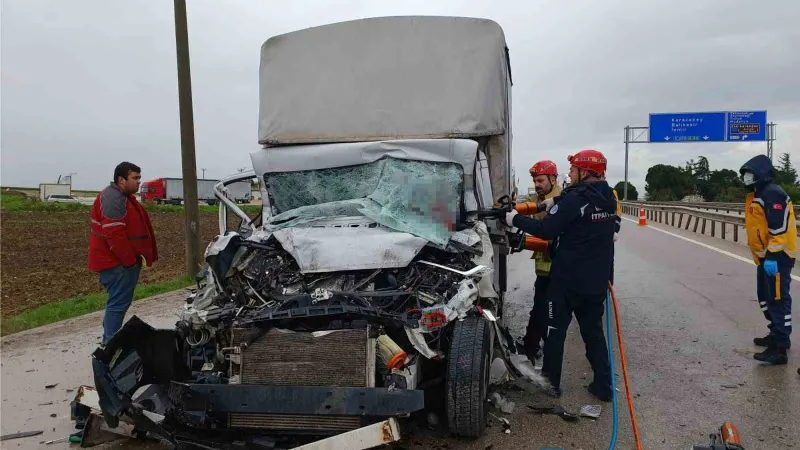 Tıra arkadan çarpan kamyonet sürücüsü sıkıştı