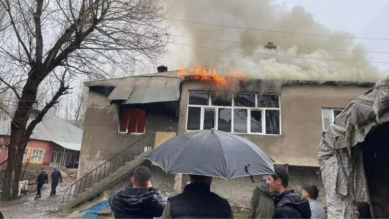 Yüksekova’da ev yangınında 4 çocuk zehirlendi