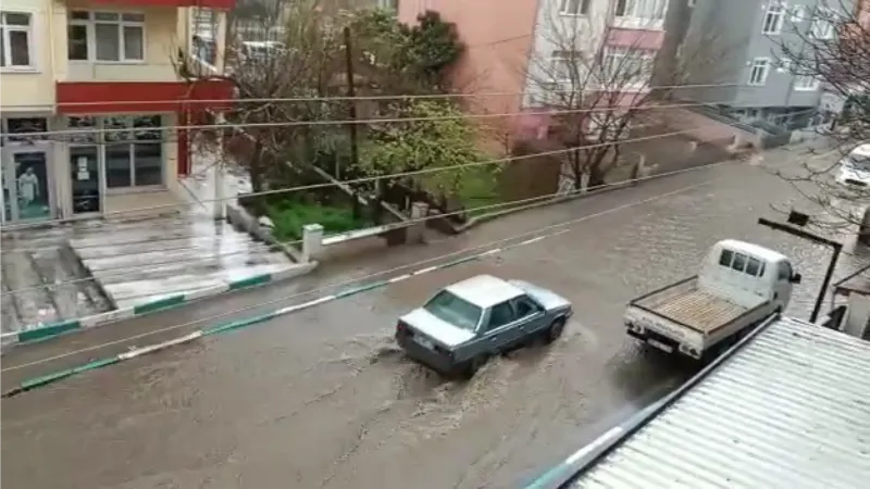 10 dakikalık yağış caddeyi dereye çevirdi