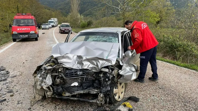 Balıkesir’de otomobiller kafa kafaya çarpıştı: 1 ölü, 1 yaralı