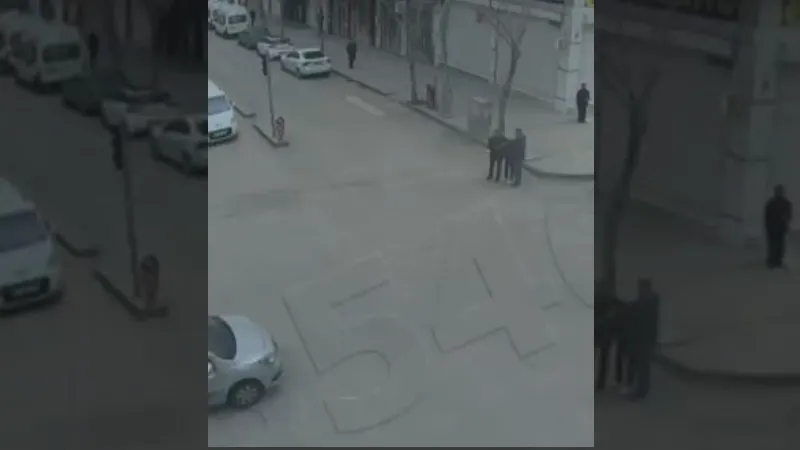 360 saatlik kamera görüntüsünü inceleyen polis şüpheli şahsı caddede yakaladı