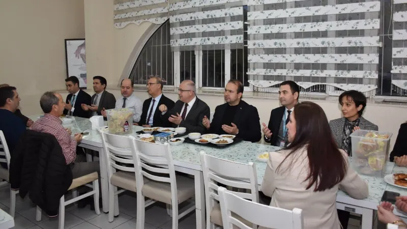 Müdür Şenkul, nöbetçi sağlık personelleriyle iftarda buluştu