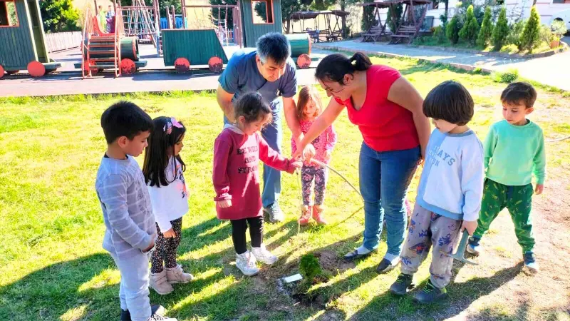 Minikler depremde hayatını kaybeden öğrenciler anısına fidan dikti