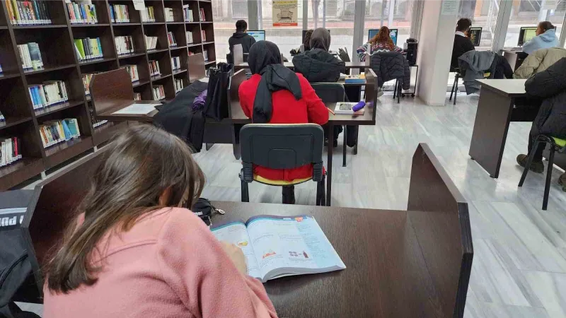 Gölcük Belediyesi kütüphaneleri gençlerin uğrak noktası oldu
