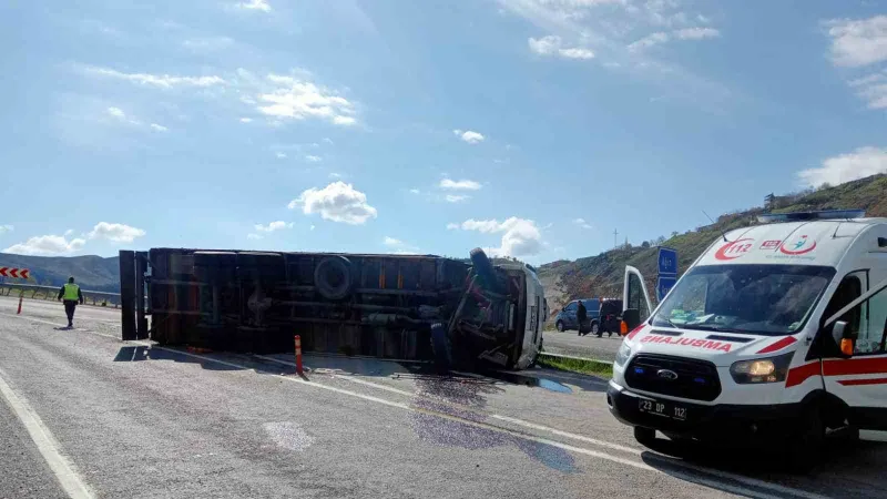 Elazığ’da tır devrildi: 2 yaralı