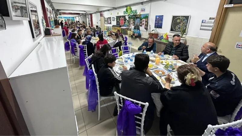 Depremzede veli ve öğrenciler okulda kurulan iftar sofrasında ağırlandı