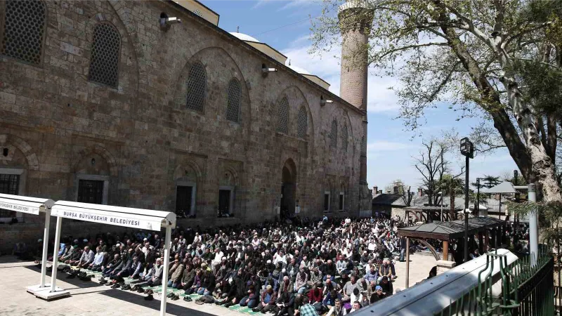 Ramazan ayının son cuması Bursa Ulucami doldu taştı