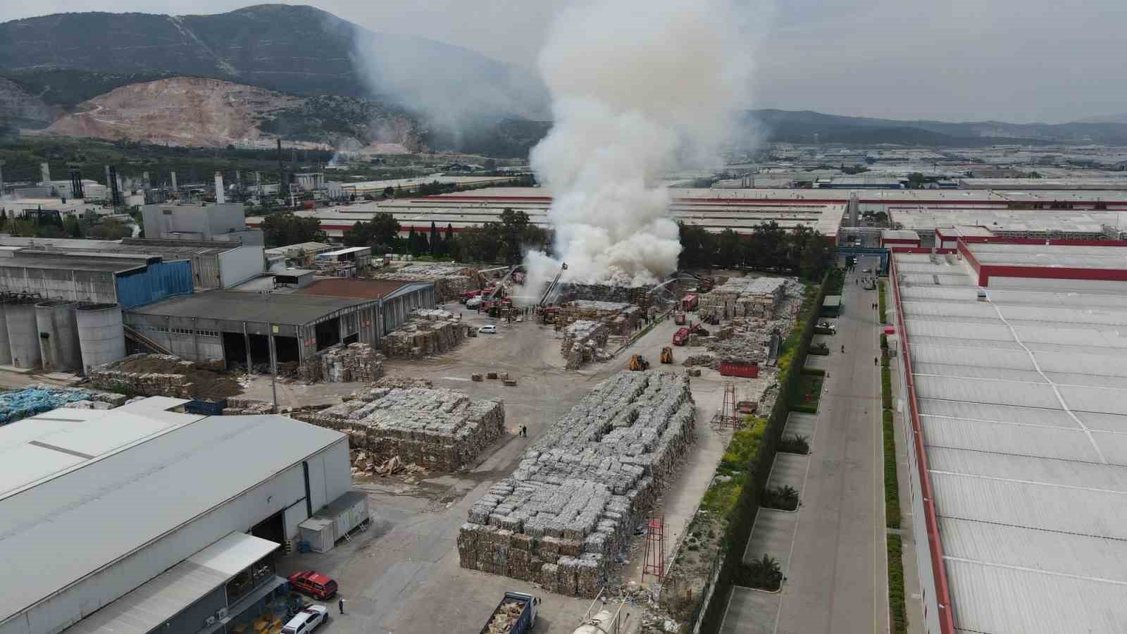 Manisa OSB’deki kağıt fabrikasında büyük yangın