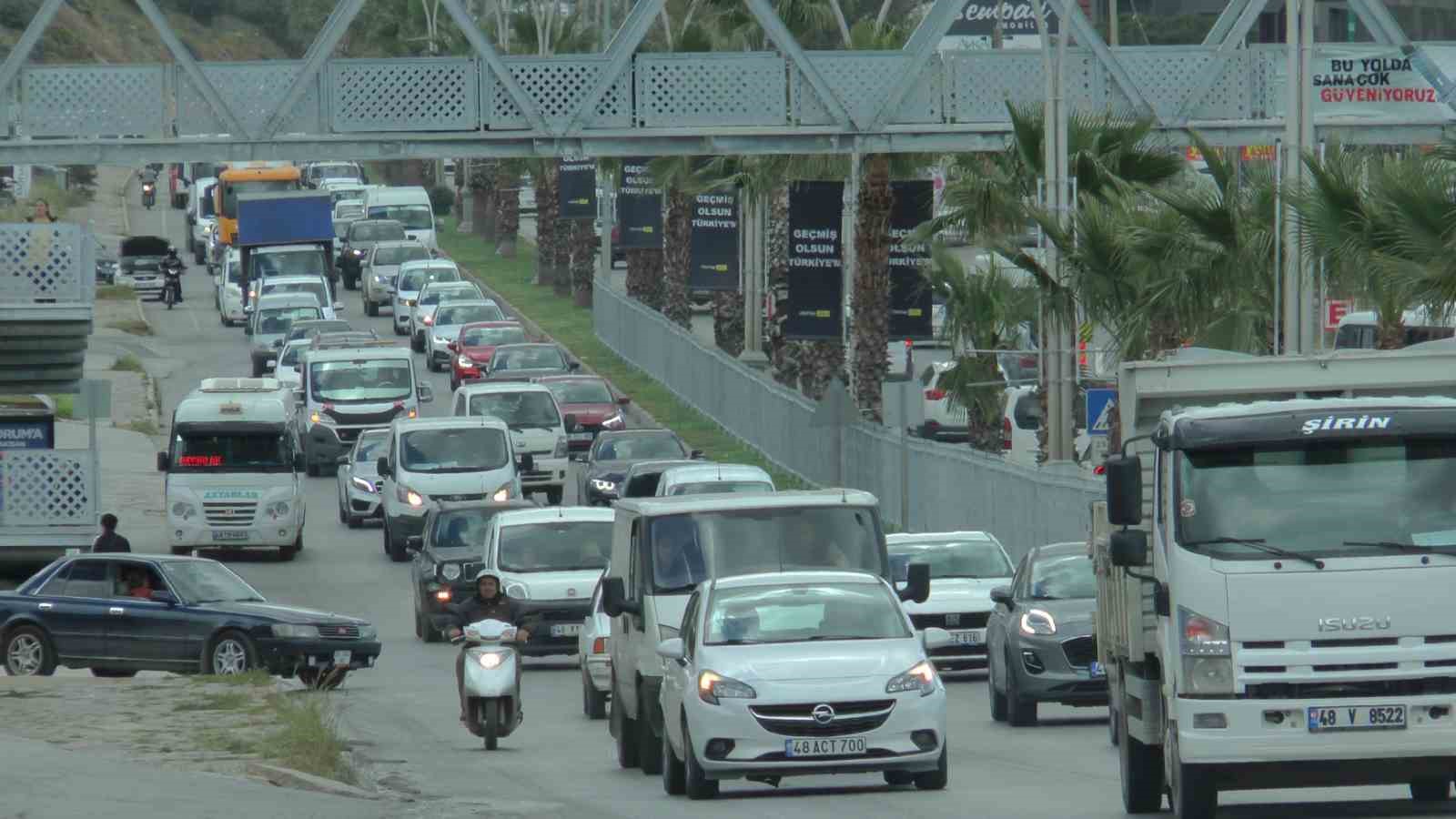 Bodrum’da bayram yoğunluğu başladı, trafik kuyruğu uzadıkça uzadı