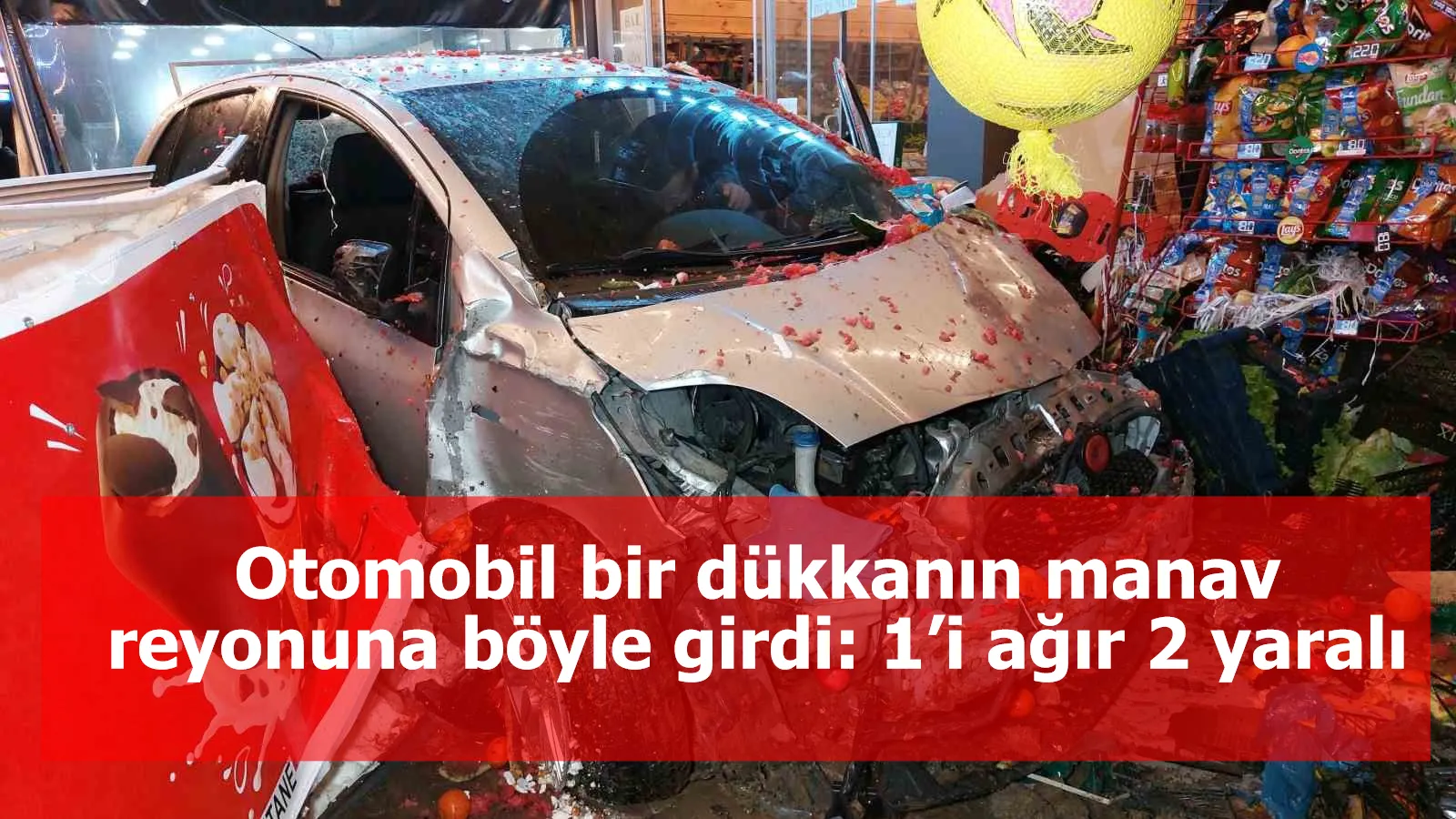 Otomobil bir dükkanın manav reyonuna böyle girdi: 1’i ağır 2 yaralı