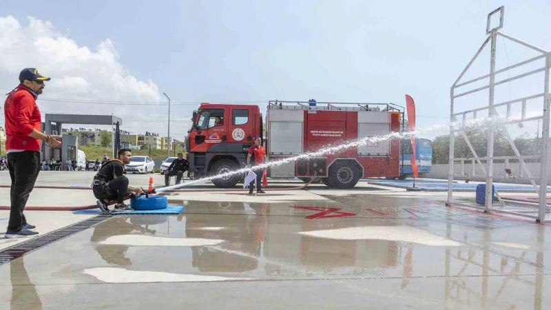 Mersin Büyükşehir Belediyesinin itfaiye eri alımında uygulamalı sınav başladı