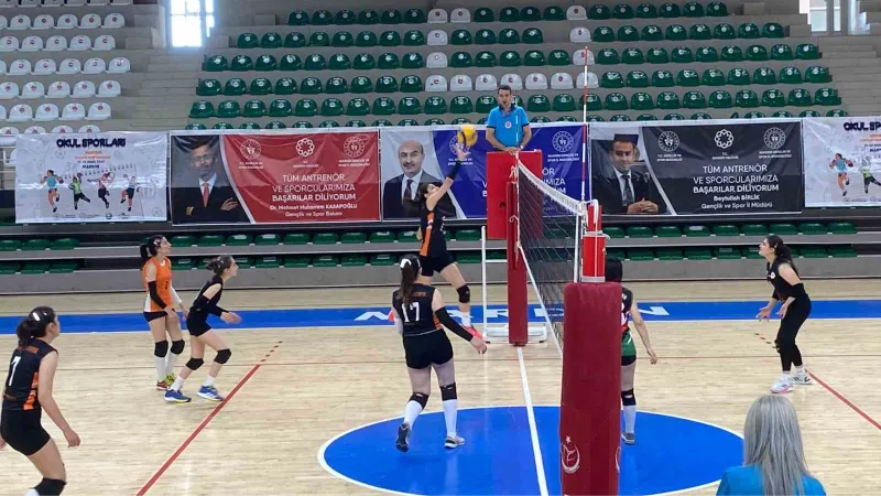 Bağlar Belediyespor’un genç kız voleybol takımı, bölge şampiyonu oldu