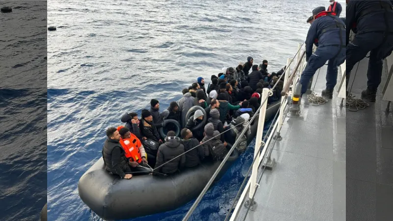 Ayvalık açıklarında Yunan unsurlarınca geri itilen 55 düzensiz göçmen kurtarıldı
