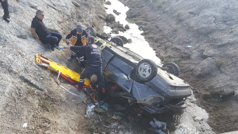 Amasya’da otomobil sulama kanalına uçtu