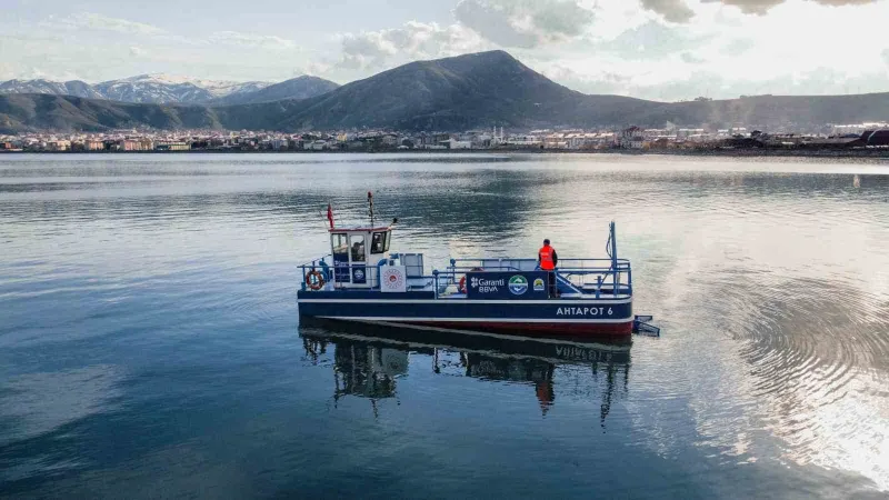 Mavi Nefes Projesi kapsamında Van Gölü’nde temizliğe başlandı