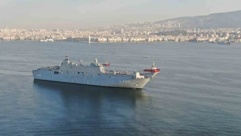 Dünyanın ilk SİHA gemisi İzmir’de: TCG Anadolu İzmir limanında havadan görüntülendi