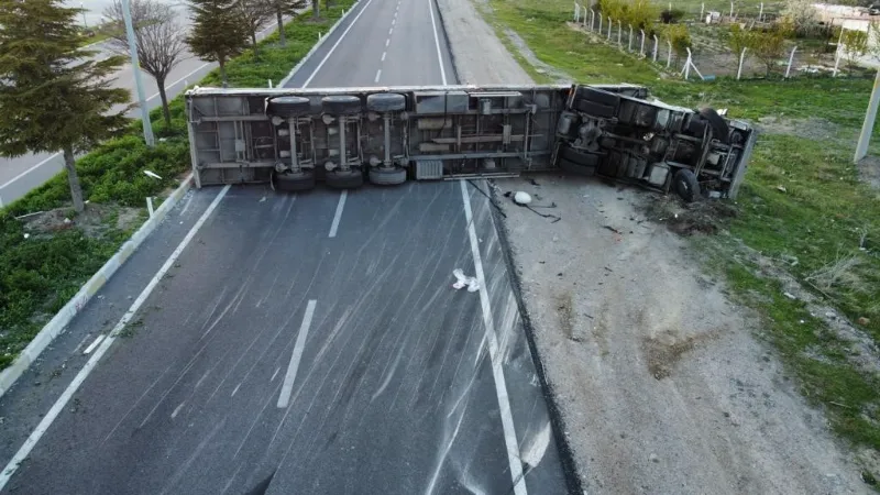 Panel yüklü tır devrildi, karayolunun bir yönü 2 saat trafiğe kapalı kaldı