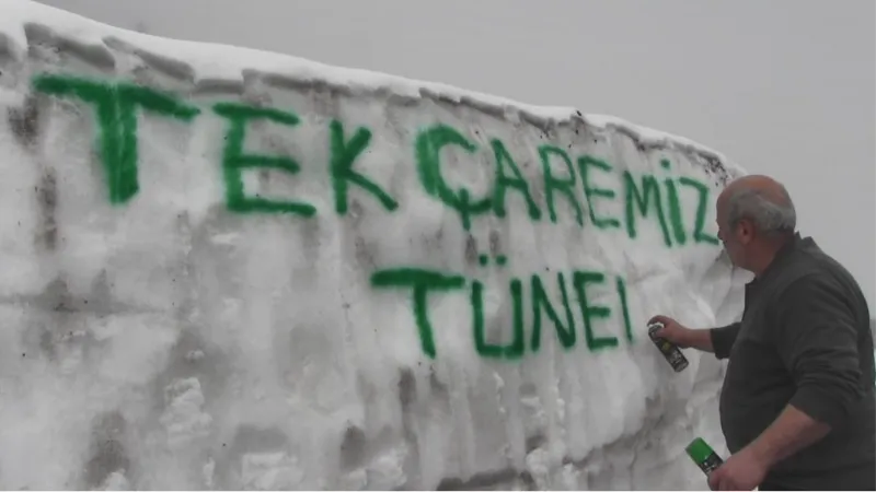 Camili köyü sakinleri AK Parti Artvin Milletvekili adayı Faruk Çelik’ten tünel istedi