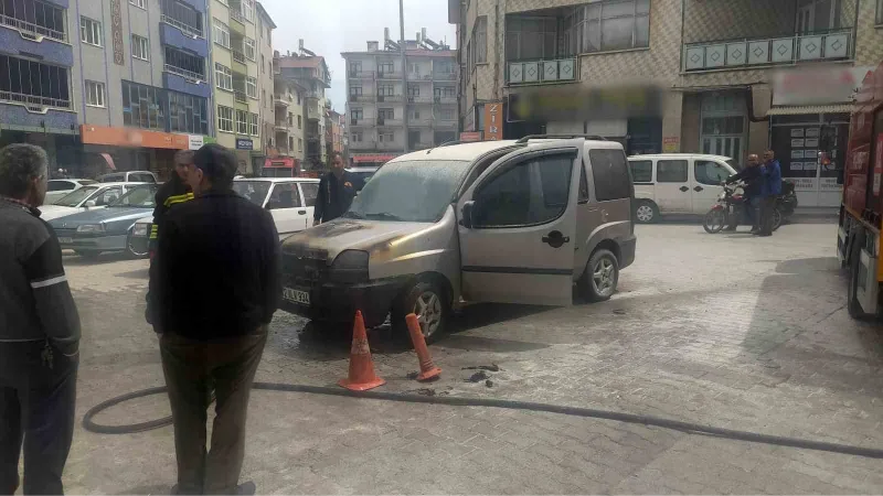 Park halindeki hafif ticari araçta yangın