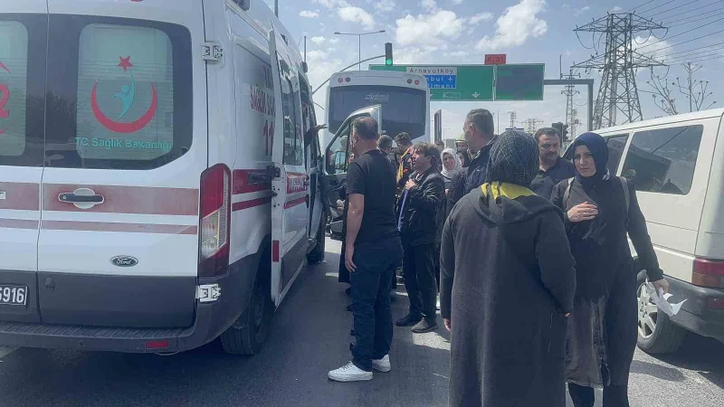 Arnavutköy’de servis aracı kazaya karıştı