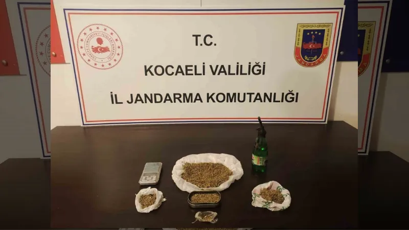 Araçlarında uyuşturucu bulunan 3 şüpheliye gözaltı