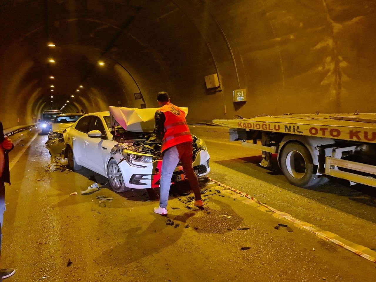 Tünel içerisinde zincirleme trafik kazası: 1 yaralı