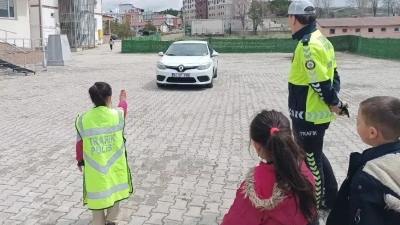 İlçelerde öğrencilere trafik güvenliği eğitimi verildi