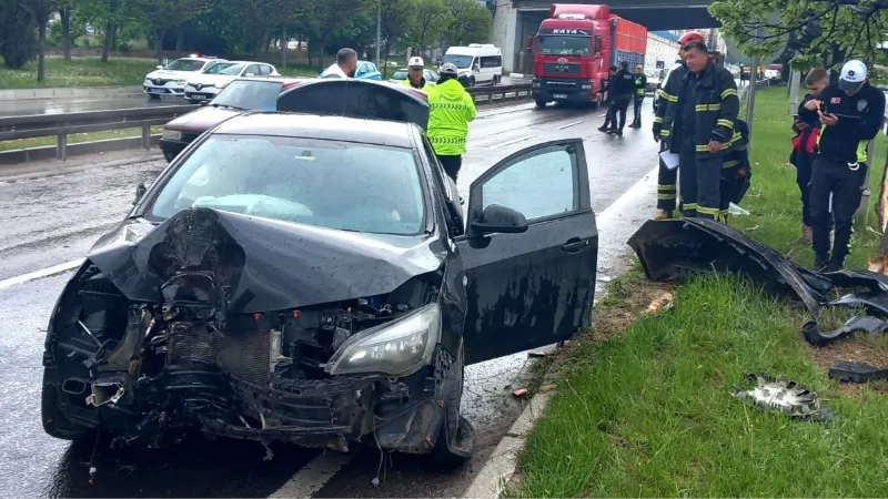 Kütahya’da kontrolden çıkan otomobil refüjdeki ağaca çarptı: 1 yaralı