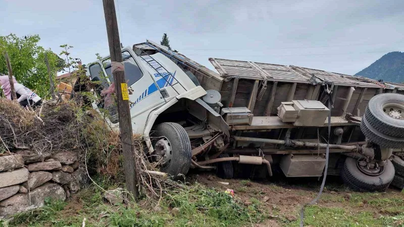 Balıkesir’de kereste yüklü kamyon devrildi: 4 yaralı