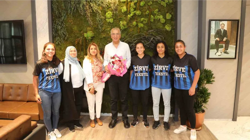 Kadın sporcular başarılarını Başkan Tarhan ile paylaştı
