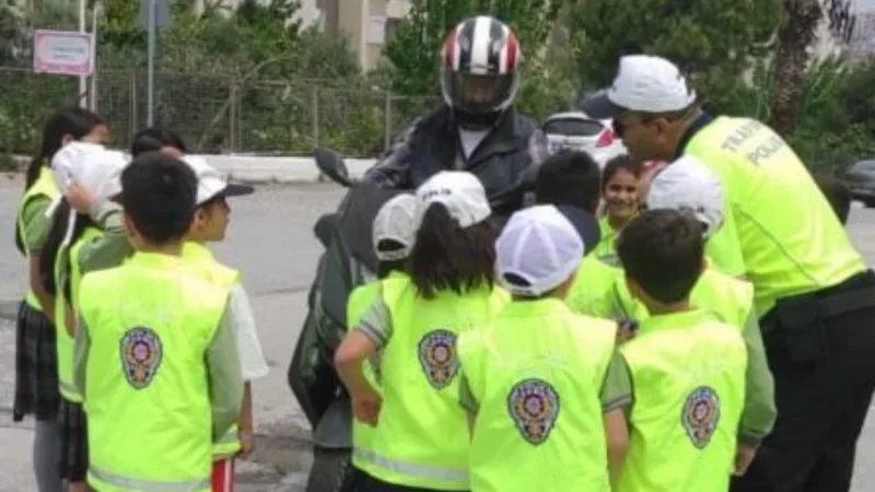 Kuşadası’nda, trafik ekipleri öğrencileri bilgilendirdi