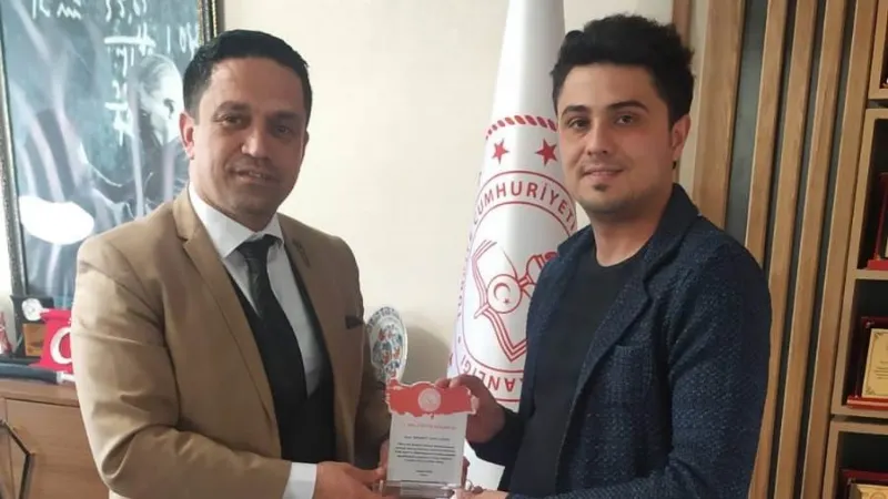 Altıntaş’ta deprem bölgesinde görev yapan öğretmenlere plaket