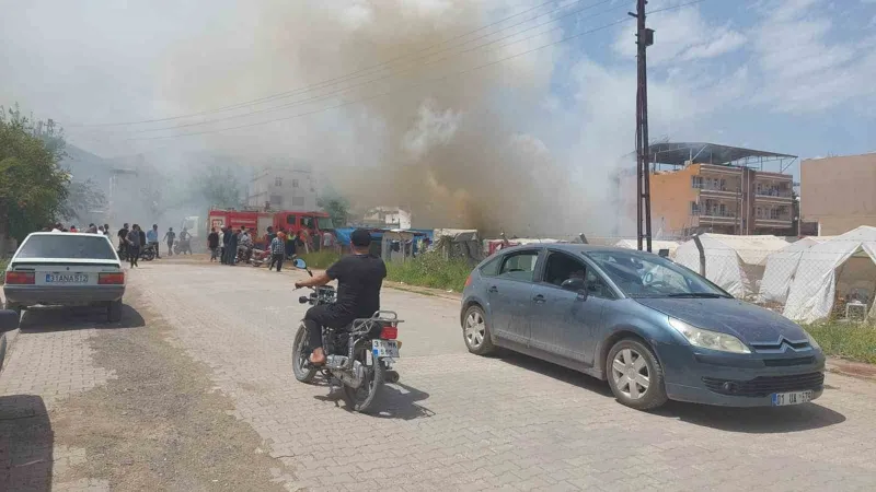 Hatay’da çadırda çıkan yangın araçlara da sıçradı