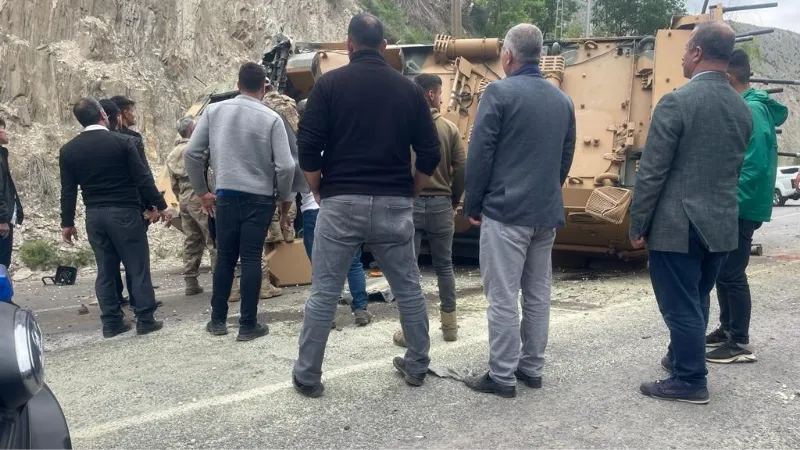 Hakkari’de askeri araç devrildi: 3 yaralı