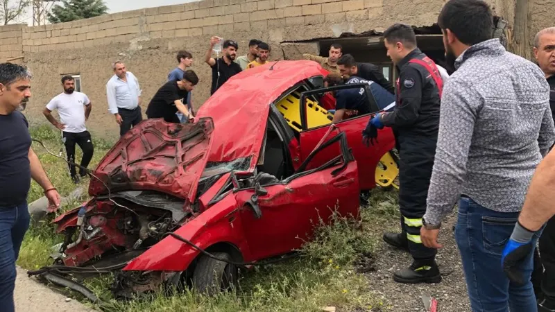 Direksiyon hakimiyetini kaybeden araç güvenlik kulübesine girdi