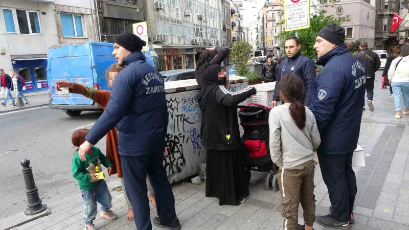 Zabıtadan kaçan dilenciler ağaca çıkarak saklandı