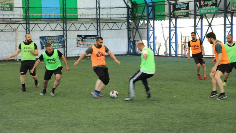 Ağrı Milli Eğitim Müdürü Kökrek, öğretmenler arası futbol turnuvasında sporculara tatlı ikram etti