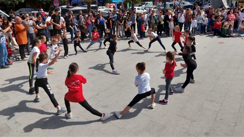 Burhaniye’de Gençlik Haftası başladı