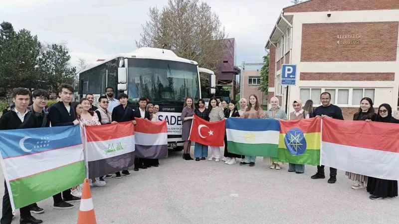 Yöresel dans ve şarkılarını İKAF’ 23’te sergilediler