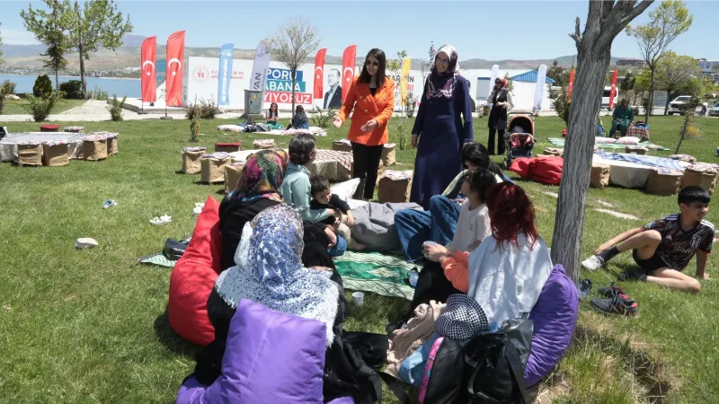 Van Büyükşehir Belediyesi depremzede aileleri Van Gölü kıyısında ağırladı