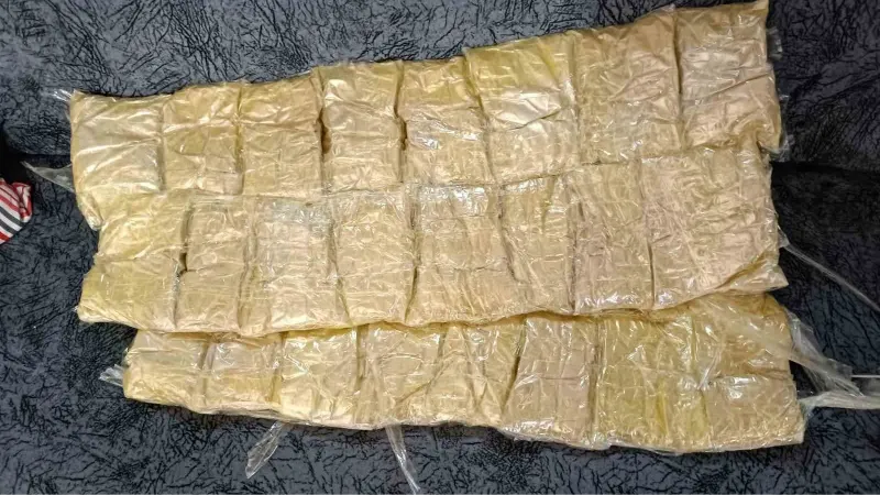 Otobüsteki 2 yolcunun üzerinden 10 kilogram eroin çıktı