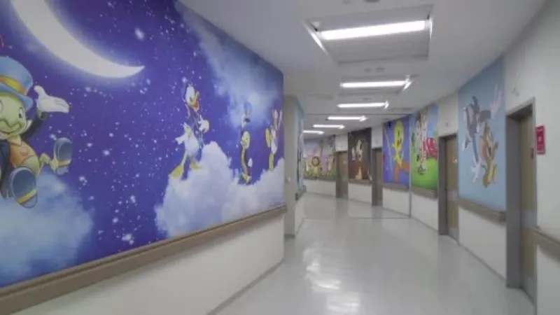 Çocuk servisinin duvarları çizgi film karakteriyle süslendi hasta çocukların yüzleri güldü