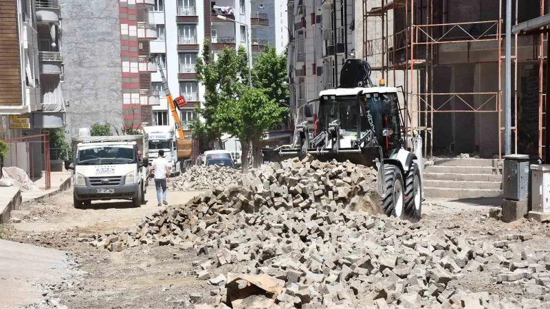 Siirt Belediyesi kilit parke ve yol bakım çalışmalarını sürdürüyor