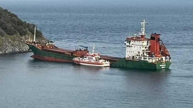 Marmara Adası’nda karaya oturan gemi kurtarıldı